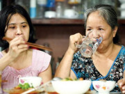 Sức khỏe - Uống nước trước bữa ăn hay uống nước trong khi ăn, cái nào giúp giảm cân hiệu quả hơn?