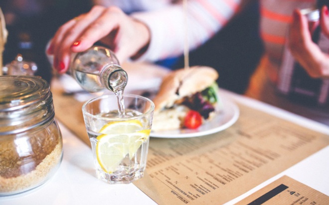 Uống nước trước bữa ăn hay uống nước trong khi ăn, c&aacute;i n&agrave;o gi&uacute;p giảm c&acirc;n hiệu quả hơn? - 1