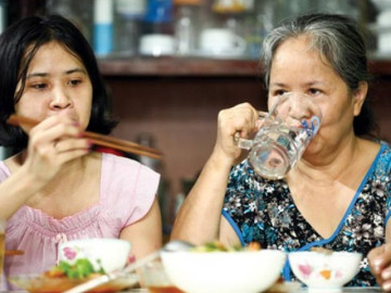 Uống nước trước bữa ăn hay uống nước trong khi ăn, cái nào giúp giảm cân hiệu quả hơn?