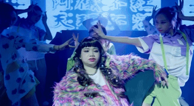 Biểu cảm đơ cứng nhưng Tiết Ảnh Nghi rất được yêu thích.