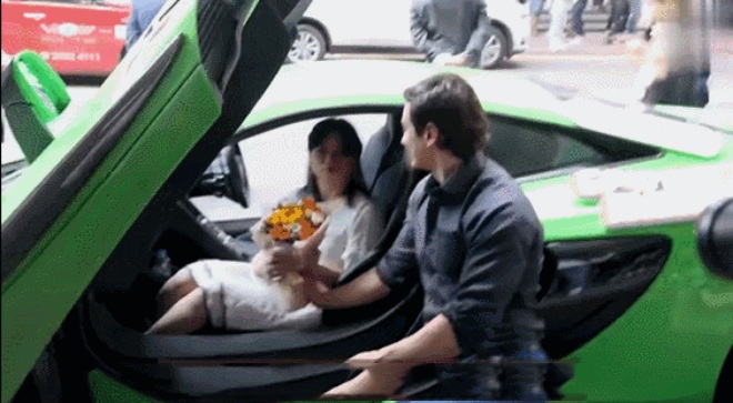 Người mẫu nam tặng hoa cho Tiết Ảnh Nghi.