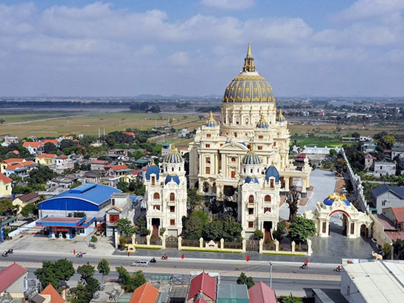 Lâu đài Thành Thắng được được biết đến là toà nhà cao nhất Đông Nam Á, thuộc sở hữu của ông Đỗ Văn Tiến (52 tuổi) – một doanh nhân ở Ninh Bình.
