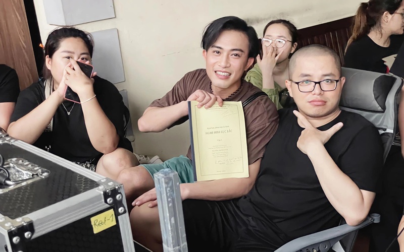 Vừa qua, Doãn Quốc Đam đã đăng tải ảnh nhận kịch bản dự án Ngao hoa lục sắc của đạo diễn Bùi Quốc Việt cùng chia sẻ: "Đã là công nhân tăng ca thì phải chinh chiến mọi mặt trận, vai gì mình cũng làm!"
