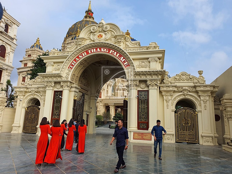  Thực tế bên trong có 5 tầng được bố trí 5 thang máy khác nhau với tổng diện tích mặt sàn của tòa lâu đài chính khoảng 2.000 m2.
