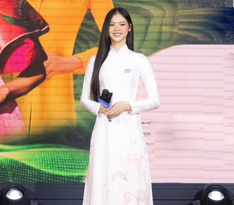 Mỹ nhân 20 tuổi xinh đẹp, thướt tha với vóc dáng đẫy đà với tà áo dài trắng thêu hoa sen hồng tuyệt đẹp trong một phần thi tại Miss World Vietnam. 
