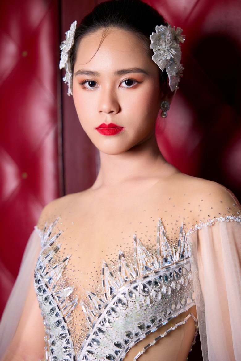 Không chỉ gây ấn tượng với vẻ ngoài xinh đẹp, Bella Vũ còn được gọi là tiểu Phạm Băng Băng bởi phong cách trang điểm và phụ kiện hoa lấp lánh đính 2 bên tóc - giống tạo hình của nữ diễn viên đình đám tại LHP Cannes 2023. 