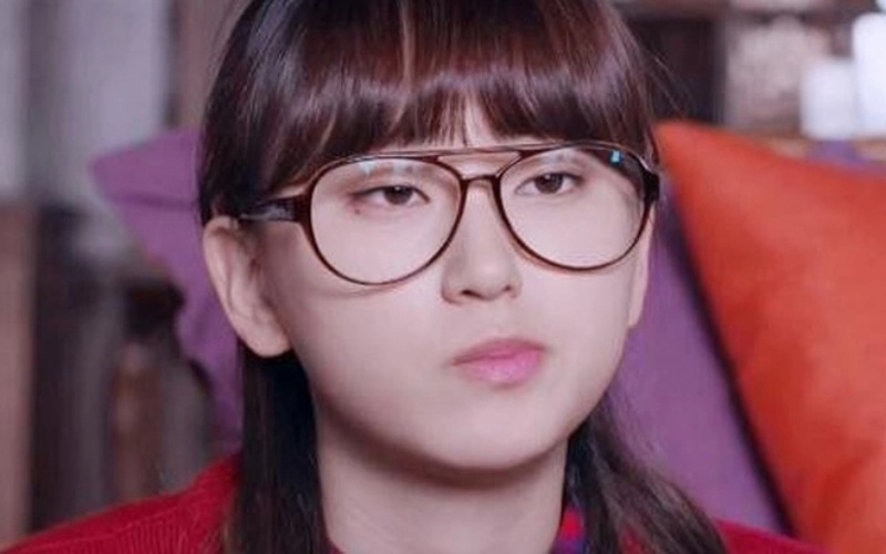 Ryu Hye Young là nữ diễn viên từng nổi đình đám nhờ vai Bora đanh đá nhưng rất lương thiện ở bộ phim Reply 1988. Cô được yêu mến bởi diễn xuất tự nhiên cùng khuôn mặt là chiếc 'má bánh bao'.
