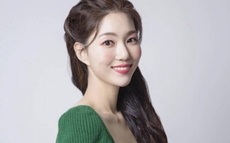 Báo chí xứ Hàn đưa tin nữ diễn viên Park Soo Ryun (tên thật là Park Young In) đã qua đời trong một tai nạn bất ngờ. Cô bị ngã cầu thang ngày 11/6. Dù được đưa đến bệnh viện gần đó, nhưng người đẹp rơi vào tình trạng chết não.

