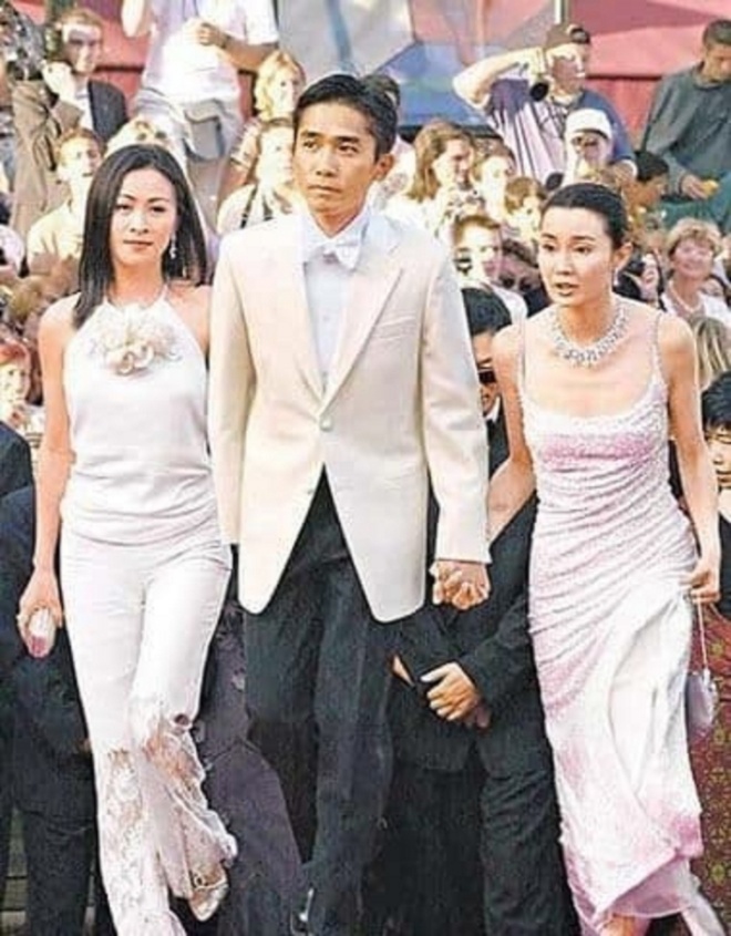 Cái nắm tay thú vị của bộ ba.