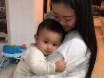 Bị mẹ bắt cai sữa, em bé gục mặt vào ngực dì đòi bú, ai nhìn cũng thấy thương