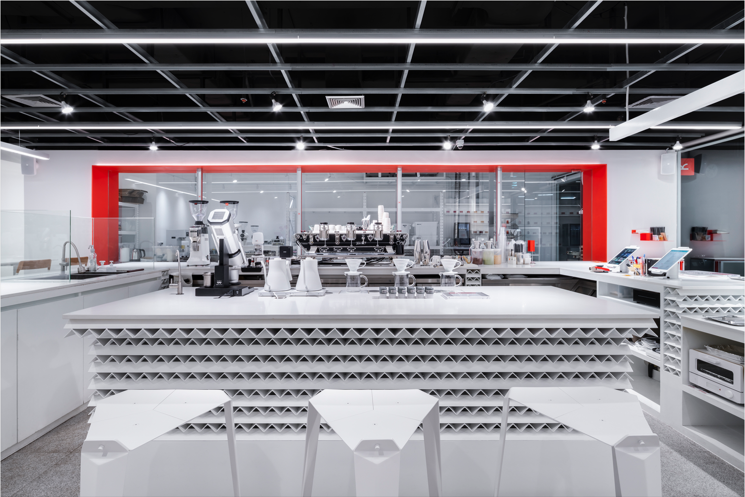 Thiết kế quán màu đỏ cam và trắng sáng nhưng đang bước vào một phòng lab. Không gian tối giản sẽ giúp thực khách tập trung vào hương vị cà phê đậm đà.