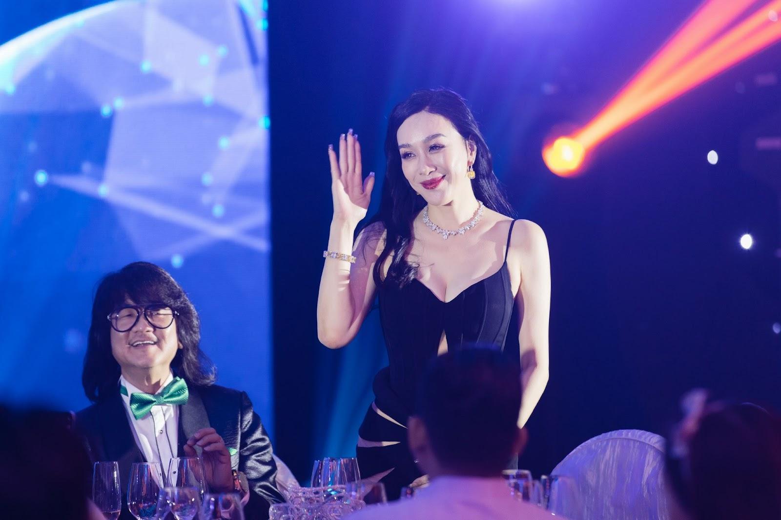 View - Ca sĩ Lệ Quyên hát, Chung Lệ Đề nhảy cực sung tại Dạ tiệc European Wellness