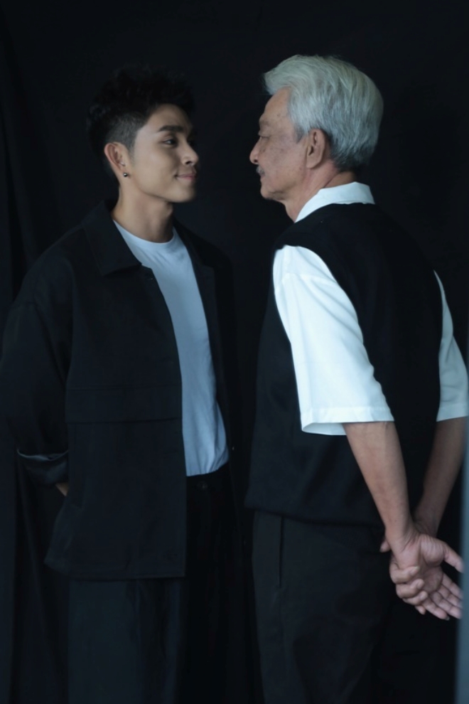 2 cha con thường chụp một bộ ảnh cùng nhau vào mỗi dịp đặc biệt.