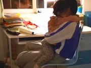 Làm mẹ - Bị mẹ mắng, em gái chạy vào phòng anh trai hơn 13 tuổi, cảnh tượng tiếp theo khiến mẹ ân hận