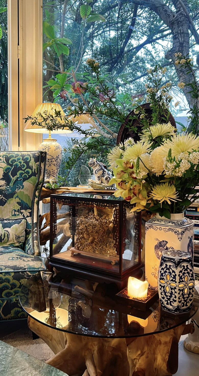 Dịp xuân về, căn nhà của Shark Khoa ngập hoa với đủ loại bông đủ màu sắc.