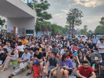 Tin tức - Bất ngờ phụ huynh xếp hàng chật cổng trường từ nửa đêm để mua đơn vào lớp 1