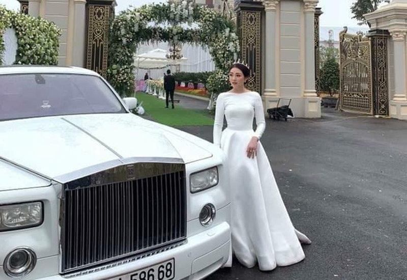 Đặc biệt, đám cưới có sự xuất hiện của cặp đôi xe ô tô siêu sang Rolls-Royce Phantom và Benley.
