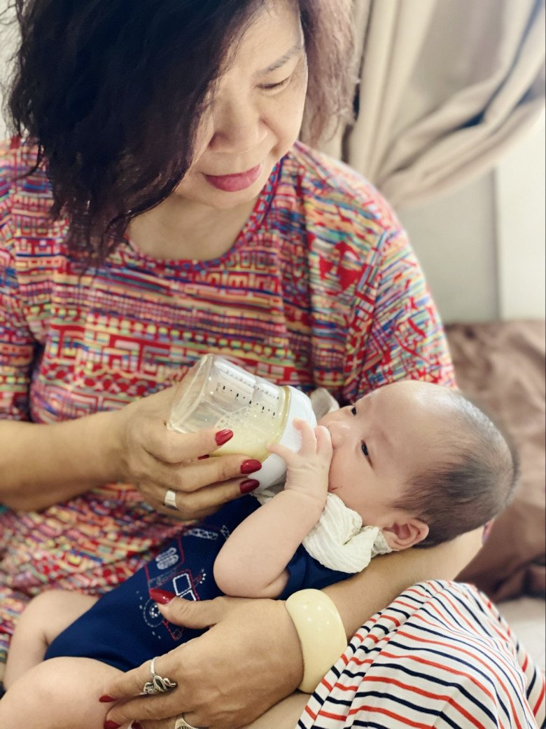 Những phút giây bà hạnh phúc bên cháu ngoại. (Ảnh: NVCC)