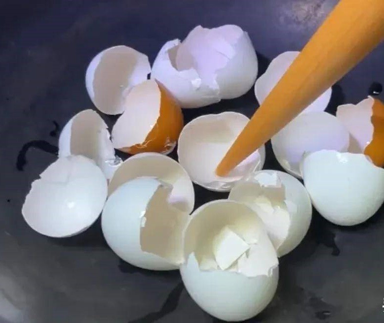 Cho vỏ trứng vào chảo rang, nhiều vấn đề trong nhà được giải quyết, vừa tiết kiệm lại dễ dùng - 1