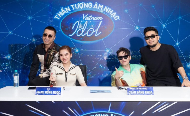 Nữ giám khảo bên các đồng nghiệp nam trên ghế nóng.