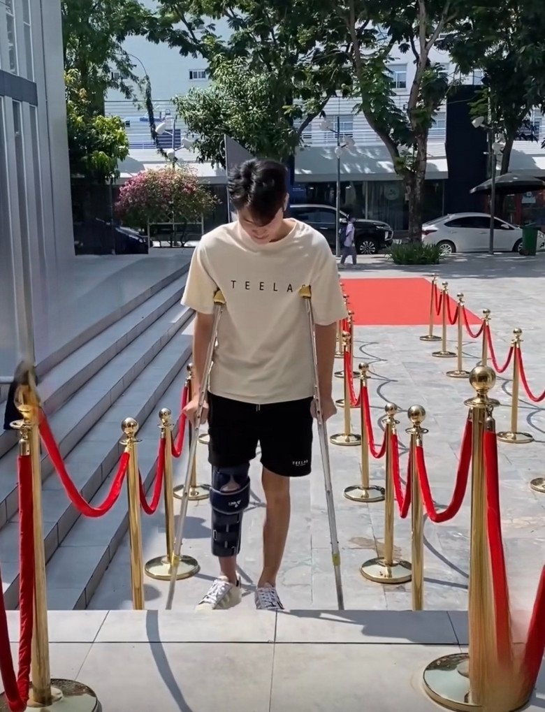 Nam thí sinh chống nạng đến dự thi.