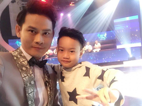 Bé Chíp có tấm lòng nhân ái khi rủ bố thực hiện dự án thiện nguyện mổ tim cho các em nhỏ, bạn trẻ khó khăn.