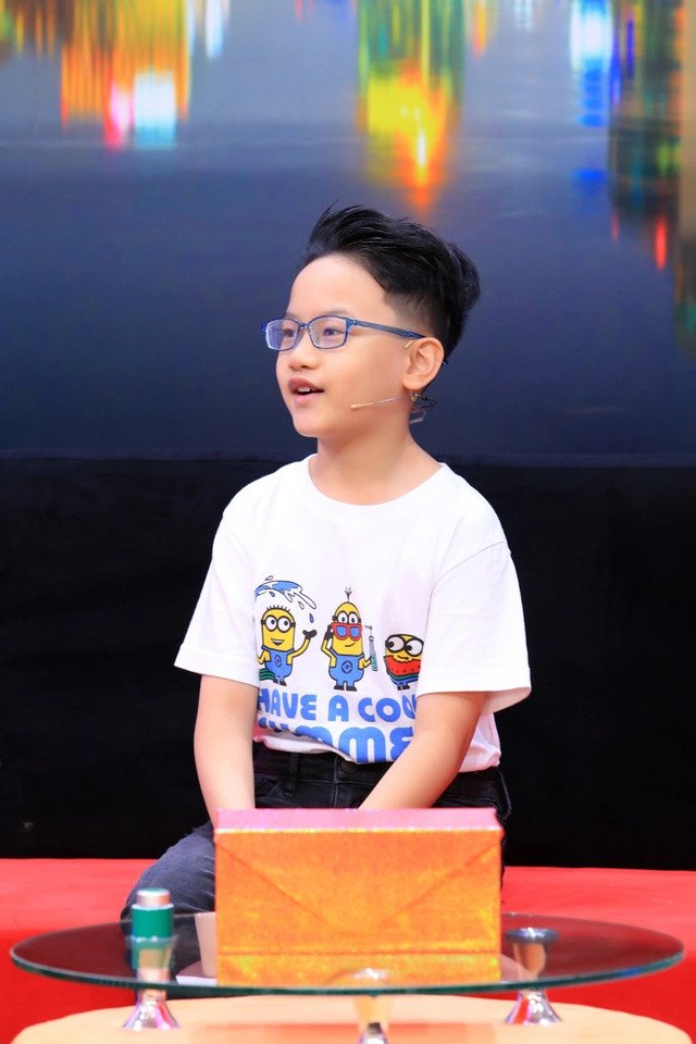 Không được làm cầu thủ của Đội tuyển Việt Nam, Hồng Long muốn trở thành bình luận viên bóng đá nhí. Khả năng hoạt ngôn không kém bố của cậu bé khiến nhiều người bất ngờ.