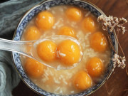 Bếp Eva - Nấu chè khoai ngày hè nhớ cho thêm muôi này, chè ngọt mát lại thơm nức, ăn vào càng đẹp da