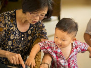 Yêu con - Gửi tiền nhờ mẹ chồng ở dưới quê chăm cháu nhưng bà luôn miệng nói không đủ, tôi tá hoả khi phát hiện ra sự thật ngày trở về