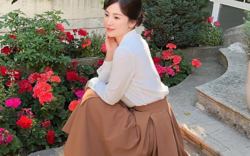 Mới đây, Song Hye Kyo vừa đăng loạt ảnh trang phục thanh lịch, tạo dáng bên những đóa hoa. Cô nhận nhiều lời khen từ phía khán giả.
