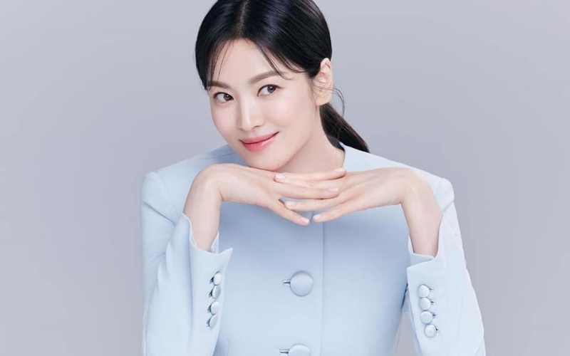 Trước đó, ngày 13/6, công ty Song Hye Kyo cũng chia sẻ loạt ảnh quảng cáo mới của nữ thần màn ảnh Hàn.
