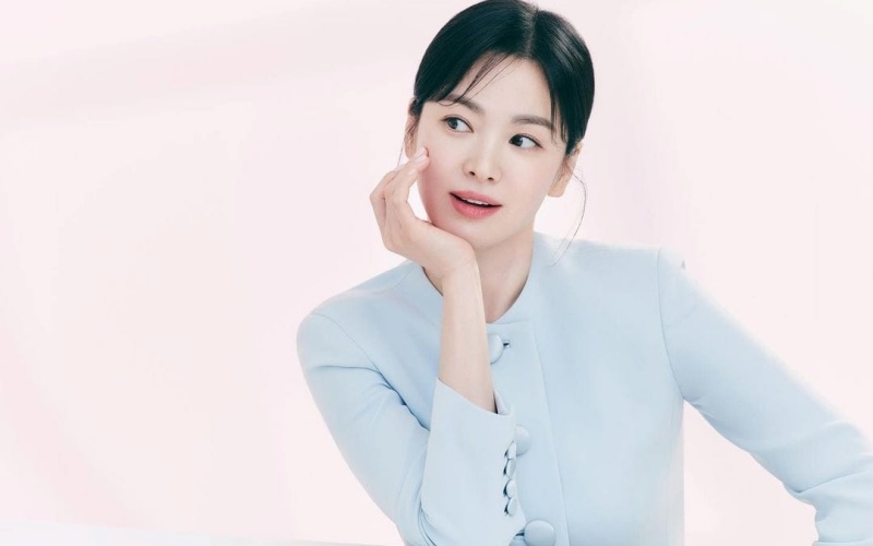 Song Hye Kyo được báo chí hết lời khen ngợi vì vẫn đẹp, khí chất và trẻ trung. Chẳng ai nghĩ cô đã ngoài 40 với diện mạo hiện tại.
