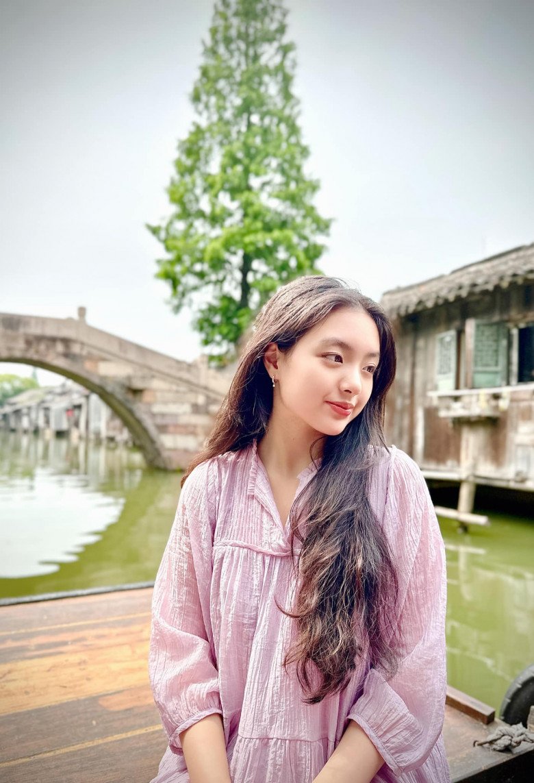 Cô bé Suti trổ mã xinh xắn, được thừa hưởng nhiều nét đẹp từ mẹ nổi tiếng.