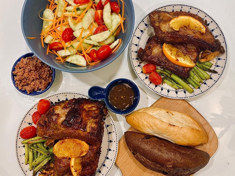 Thỉnh thoảng Mỹ Linh đổi gió bằng bữa ăn với các món: Sườn nướng BBQ ăn kèm salad dưa chuột và bánh mỳ.
