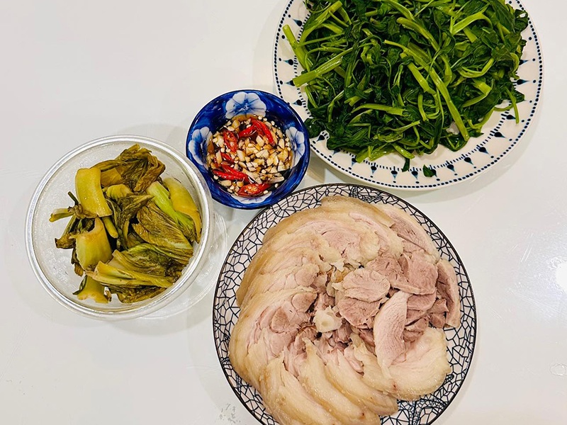 Một bữa ăn chuẩn hè siêu đơn giản nhưng rất ngon: Thịt chân giò luộc - Rau muống - Dưa chua.
