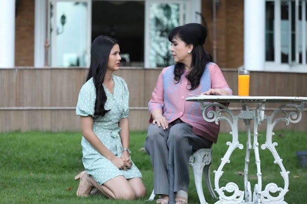 Tôi lo một mình tôi không thể tự cáng đáng được hết đây. Tôi có nên quỳ xin bà xuống chăm cữ cho mình không? (Ảnh minh họa)