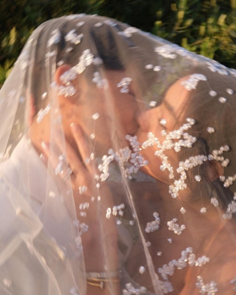 Mark và Kim vừa tung bộ ảnh cưới lãng mạn.