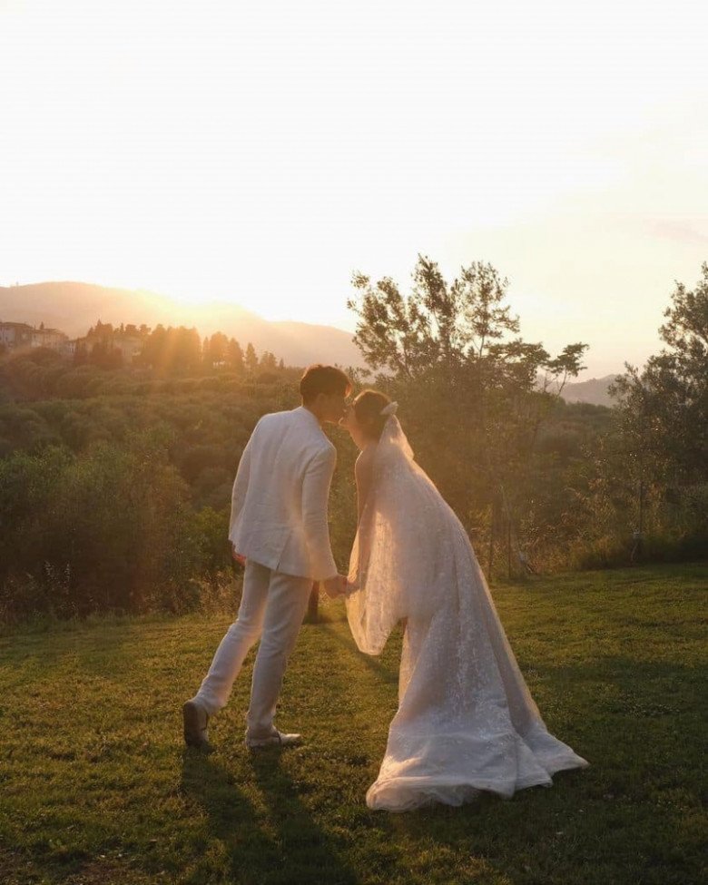 Cô dâu chú rể đang hoàn tất công tác chuẩn bị.