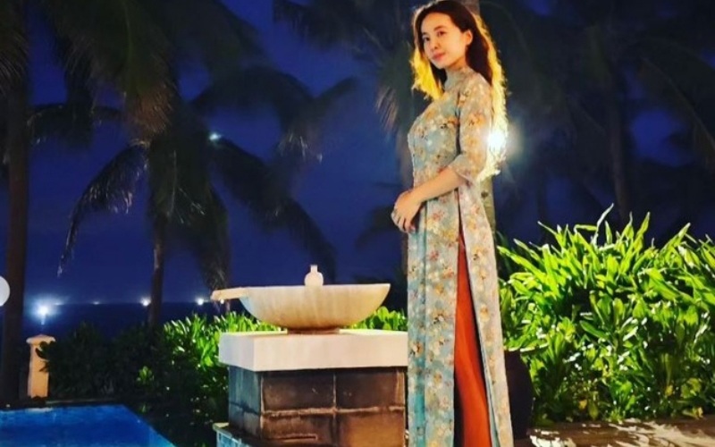  Thái Y Lâm diện áo dài truyền thống. Cô cùng tắm biển và thăm thú nhiều địa danh tại Việt Nam.
