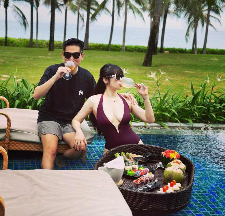 Bà xã MC Quốc Khánh khoe dáng chuẩn đét trong bộ bikini liền thân khiến chị em ngưỡng mộ.