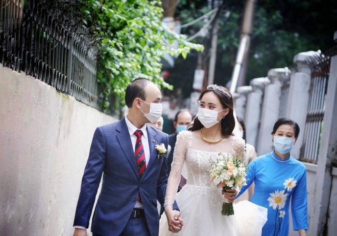 Xuân Anh và chồng tổ chức đám cưới đơn giản trong thời điểm COVID-19 còn phức tạp.