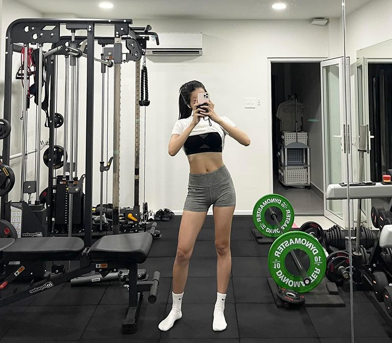 Mỗi ngày cô bắt đầu bằng một giờ ở phòng tập gym, sau đó làm việc và ở bên gia đình. Thỉnh thoảng cô còn đi bơi, có những bữa ăn dinh dưỡng và nhiều rau củ quả để cung cấp đầy đủ chất cho cơ thể.
