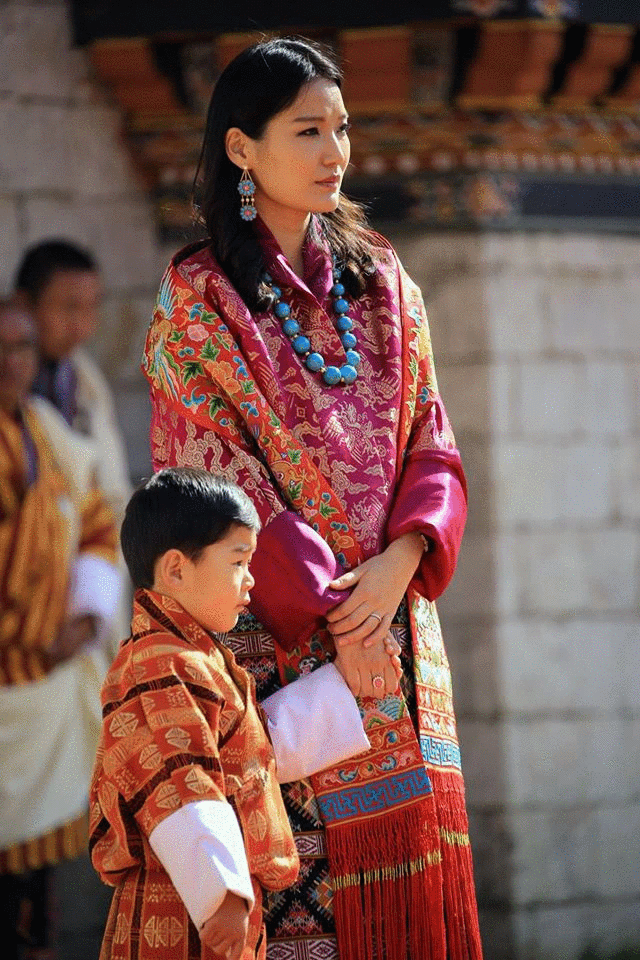 Hoàng hậu châu Á trẻ nhất thế giới bầu lần 3, bụng đã lùm lùm nhưng dung nhan vẫn là tuyệt sắc giai nhân - 12