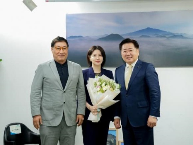 Lee Young Ae bên ông xã doanh nhân giàu có Jeong Ho Young.
