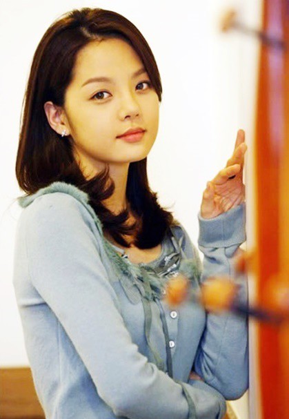 Sinh năm 1979, Chae Rim từng giành giải Nữ diễn viên mới xuất sắc cho hạng mục Diễn viên phim truyền hình trong giải Baeksang. Cô xuất hiện trong nhiều bộ phim được khán giả yêu thích như Tình yêu trong sáng, Sự trả thù ngọt ngào...