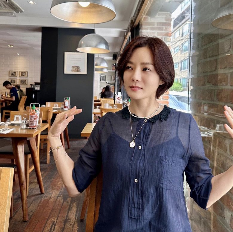 Ở tuổi 44, Chae Rim gần như đã rút khỏi showbiz, chỉ thỉnh thoảng tham gia 1 số sự kiện nhỏ chứ không còn đóng phim nữa. Đi qua 2 cuộc hôn nhân tan vỡ, Chae Rim sống 1 mình nuôi con nhỏ.