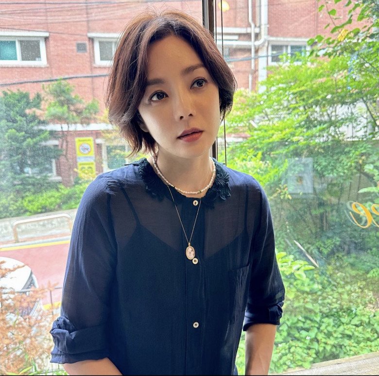 Nhan sắc của cô bắt đầu ngọt ngào và hiện hữu trở lại sau thời gian di chứng khó nhận ra.