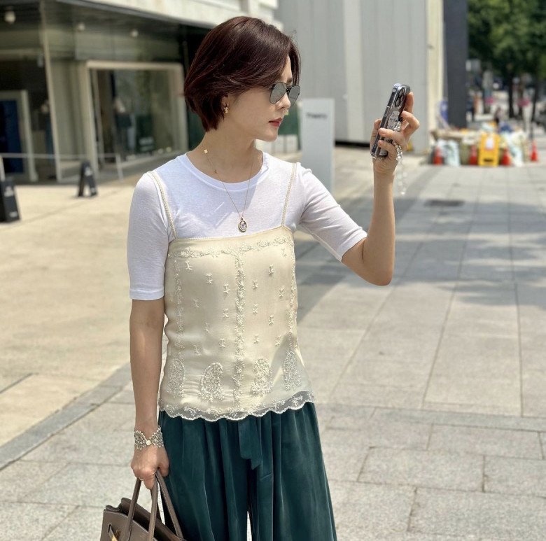 Cô vẫn sang chảnh mỗi khi xuất hiện trên phố, được nhiều người nhận ra dù nhiều năm không hoạt động nghệ thuật.