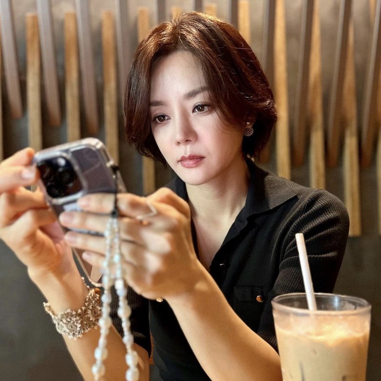 Cận cảnh gương mặt hiện tại của nữ thần thanh xuân Chae Rim, cô hạn chế trang điểm để giữ làn da được khoẻ khoắn và chậm lão hoá.