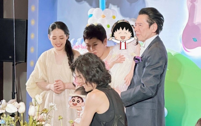 Hình ảnh gia đình hạnh phúc của Hướng Tả và Quách Bích Đình khiến khán giả khá bất ngờ vì bông hồng lai Cbiz tha thứ cho chồng.
